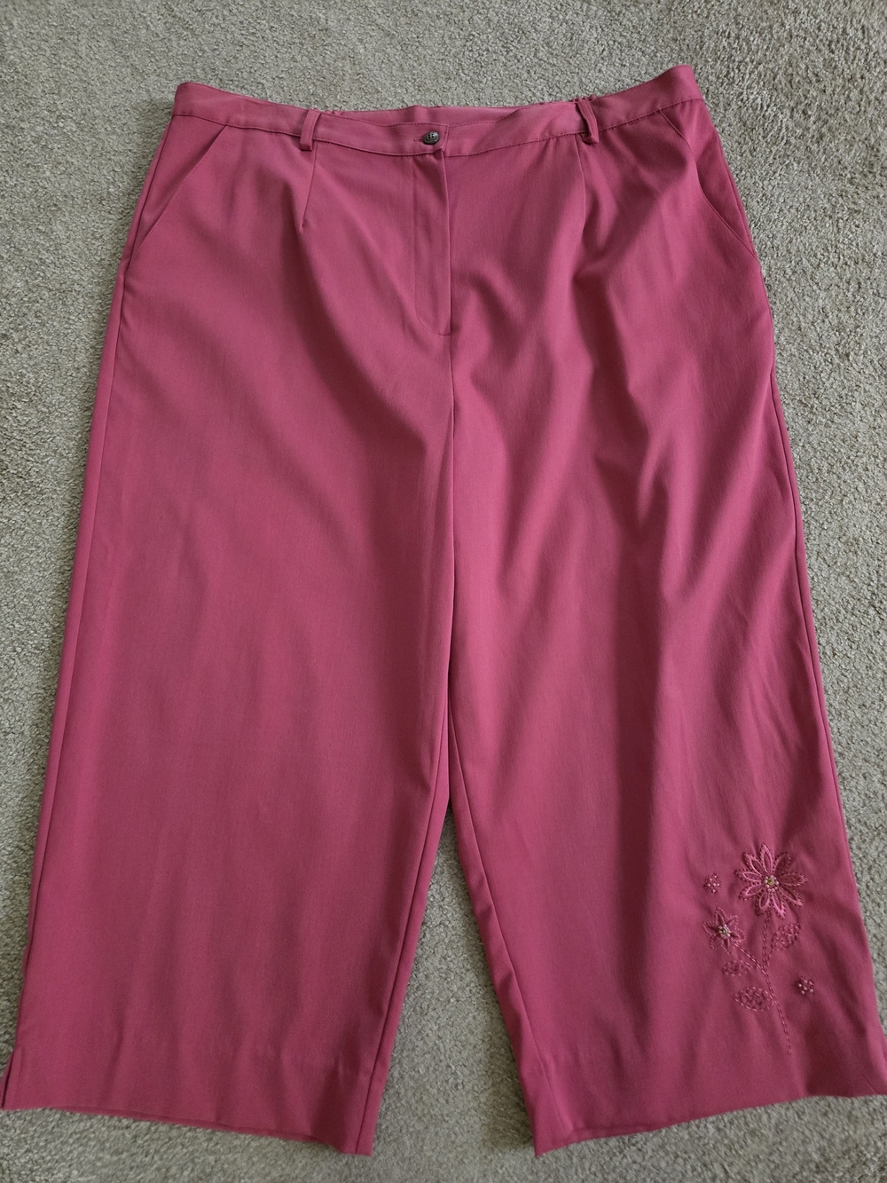 NWT Alfred Dunner Raspberry High Waist Wide-Leg Capri Pants Embroidered Flower